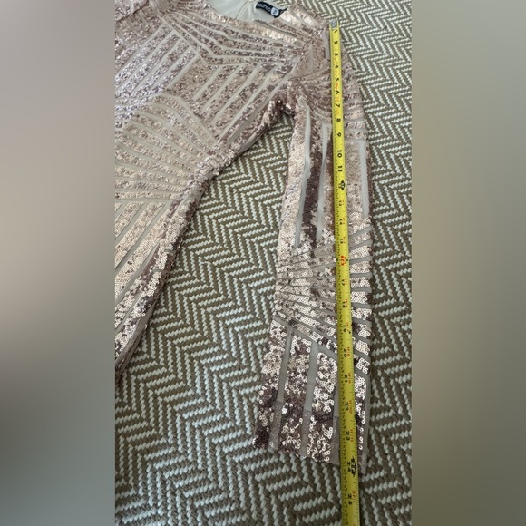 Boohoo Sparkly mini dress size 4 light peach long sleeves - Picture 10 of 13